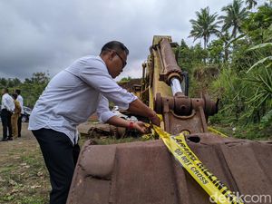 Polisi Sita Ekskavator Kasus Korupsi Sewa Alat Berat di Dinas PUPR NTB Polisi Sita Ekskavator Kasus Korupsi Sewa Alat Berat di Dinas PUPR NTB