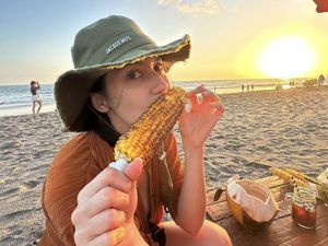 Pose Manis Pevita Pearce Saat Ngemil Pizza dan Jagung Bakar