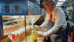 Potret Donald Trump Mendadak Jadi Pelayan Restoran Cepat Saji
