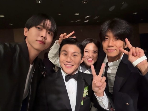 Potret Jo Se Ho bersama sederet rekan selebriti yang menghadiri pernikahannya/ Foto: instagram.com/ophen28 Potret Jo Se Ho bersama sederet rekan selebriti yang menghadiri pernikahannya
