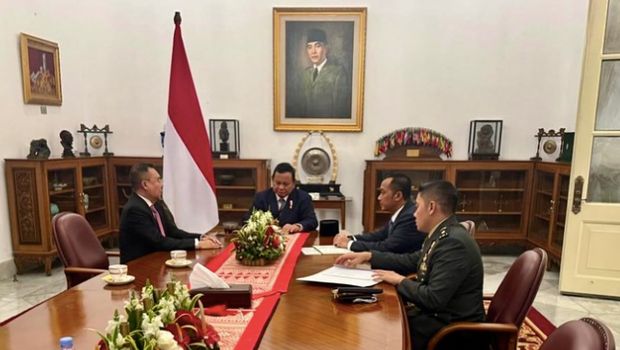 Ketua Harian Gerindra Sufmi Dasco Ahmad mengunggah momen saat Presiden RI Prabowo Subianto memberikan arahan dalam rapat kecil di hari pertama menjabat di istana, Minggu (20/10/2024). (dok. Instagram sufmi_dasco)