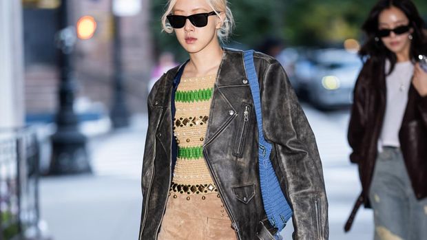 Rosé memilih outfit warna karamel yang lebih casual dilengkapi dengan jaket kulit dari Maison Margiela, tas jinjing rajut, dan sepatu pantofel dari Saint Laurent yang senada dan stylish. / Foto: W Korea