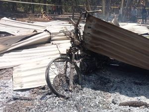 Horor Pagi Buta di Flores Timur, 1 Tewas Terpanggang Saat 49 Rumah Dibakar Horor Pagi Buta di Flores Timur, 1 Tewas Terpanggang Saat 49 Rumah Dibakar