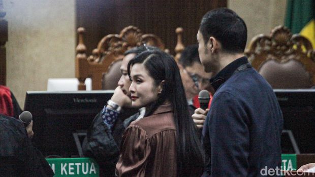 Sandra Dewi kembali menjadi saksi untuk suaminya, Harvey Moeis, dalam kasus korupsi pengelolaan timah. Sandra Dewi dihadirkan untuk pembuktian dakwaan tindak pidana pencucian uang yang menjerat Harvey.