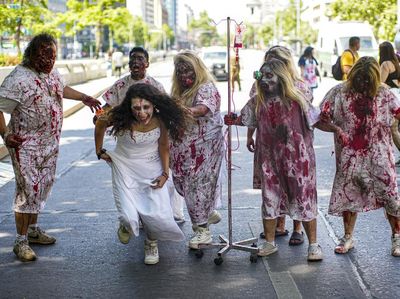 Seram.. Banyak Zombie Berkeliaran di Kawasan Santiago Chile