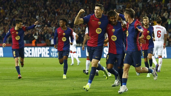 Soccer Football - LaLiga - FC Barcelona v Sevilla - Estadi Olimpic Lluis Companys, Barcelona, Spain - October 20, 2024 FC Barcelonas Robert Lewandowski celebrates scoring their first goal with Lamine Yamal and Marc Casado REUTERS/Albert Gea