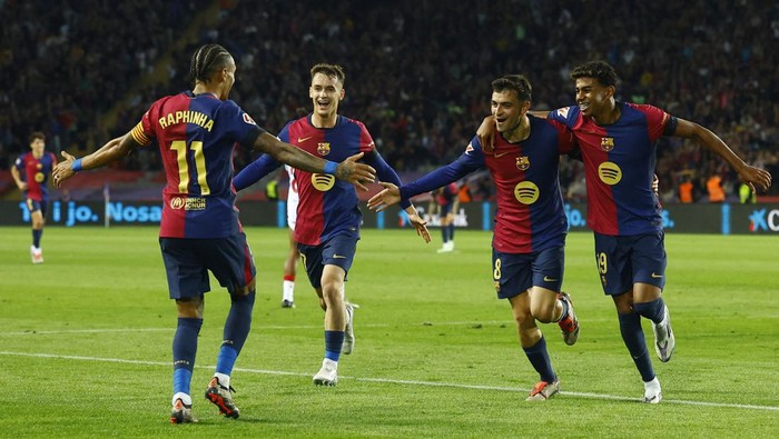 Soccer Football - LaLiga - FC Barcelona v Sevilla - Estadi Olimpic Lluis Companys, Barcelona, Spain - October 20, 2024 FC Barcelonas Pedri celebrates scoring their second goal with Lamine Yamal and Raphinha REUTERS/Albert Gea