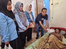 Andre Rosiade Bantu Remaja Penderita Lumpuh di Padang