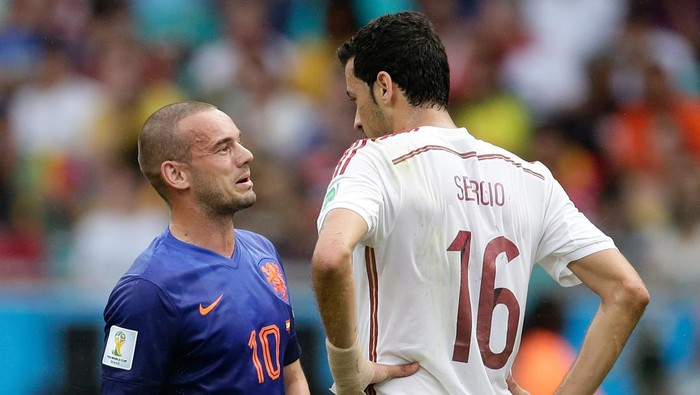 , BRAZIL - JUNE 13: (L-R) Wesley Sneijder of Holland, Sergio Busquets of Spain 
 during the  World Cup match between Spain  v Holland  on June 13, 2014 (Photo by Eric Verhoeven/Soccrates/Getty Images)