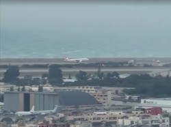 Video: Momen Pesawat Lepas Landas saat Beirut Dibombardir Israel