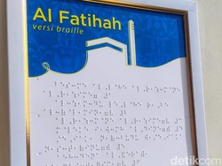 Saat Puluhan Tunanetra Surabaya Tulis Alfatihah Braille sebagai Media Dakwah