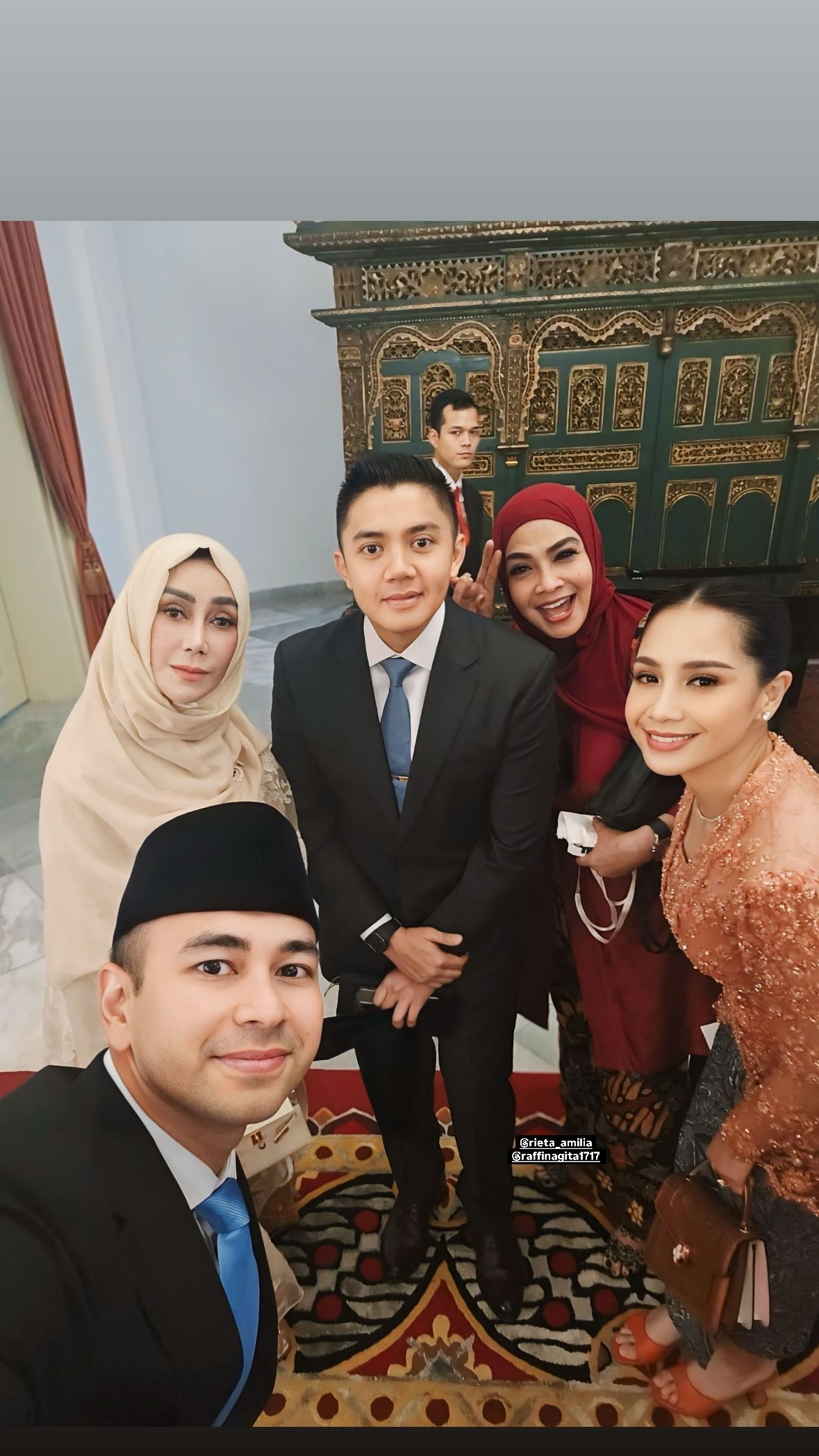 Amy Qanita dan Rieta Amilia hadir di pelantikan Raffi Ahmad