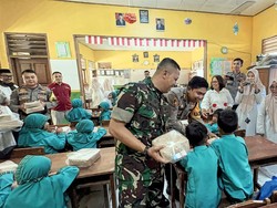 Keceriaan Siswa SDN Sukabumi Saat Terima Makan Bergizi dari Polisi-TNI