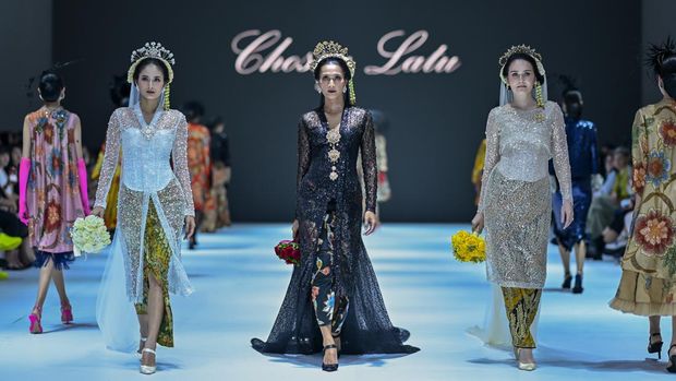 Chossy Latu menuangkan kembang-kembang dalam koleksi bertajuk 'Floral Affair'.