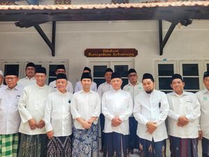 Peringati Hari Santri, Emil Dardak Turut Upacara dan Ziarah Muassis NU Peringati Hari Santri, Emil Dardak Turut Upacara dan Ziarah Muassis NU