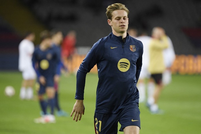 Barcelonas Dutch midfielder #21 Frenkie De Jong warms up before the Spanish league football match between FC Barcelona and Sevilla FC at the Estadi Olimpic Lluis Companys in Barcelona on October 20, 2024. (Photo by Josep LAGO / AFP)