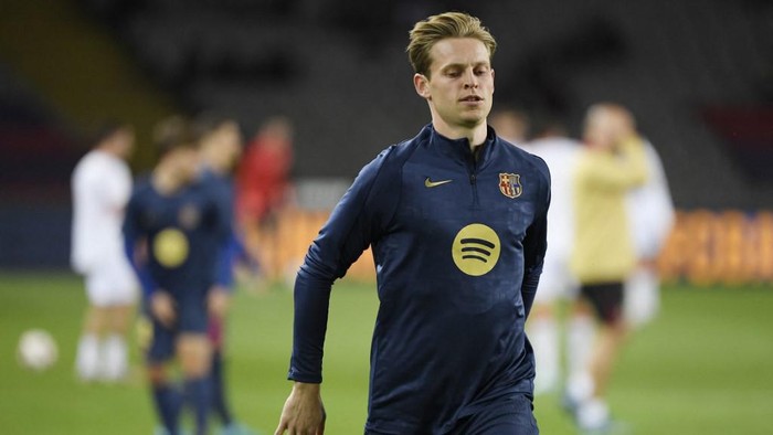 FBL-ESP-LIGA-BARCELONA-SEVILLA Barcelona's Dutch midfielder #21 Frenkie De Jong warms up before the Spanish league football match between FC Barcelona and Sevilla FC at the Estadi Olimpic Lluis Companys in Barcelona on October 20, 2024. (Photo by Josep LAGO / AFP)