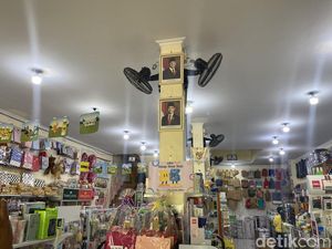 Penjual Foto Kepresidenan di Denpasar Termakan Isu Gibran Bakal Diganti