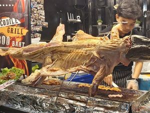 Ngeri Sedap! Buaya Panggang hingga Telur Semut yang Unik