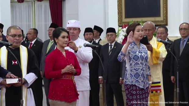 Irene Umar (mengangkat tangan) saat tengah mengucapkan sumpah jabatan dalam upacara pelantikanwamen Kabinet Merah Putih.