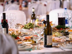 Ibu Ini Ngamuk Usai Ada Tamu Bawa Makanan Sendiri ke Pesta Nikah Anaknya