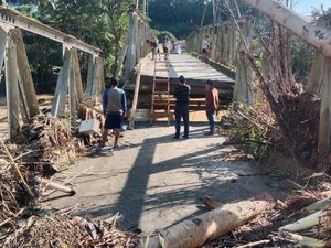 Jembatan di Tommo Mamuju Ambruk Diterjang Banjir, Warga 3 Desa Terisolir Jembatan di Tommo Mamuju Ambruk Diterjang Banjir, Warga 3 Desa Terisolir