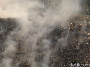 Penampakan Tebing Sampah Terbakar di Ciumbuleuit Bandung Penampakan Tebing Sampah Terbakar di Ciumbuleuit Bandung