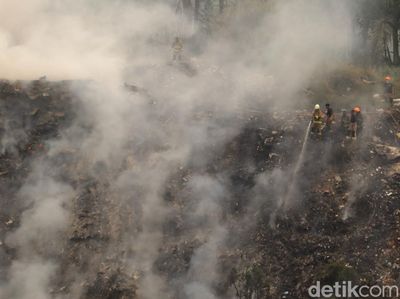 Penampakan Tebing Sampah Terbakar di Ciumbuleuit Bandung