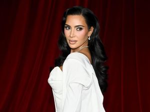Video Kim Kardashian Pamer Teman Baru Robot Humanoid Tesla Video Kim Kardashian Pamer Teman Baru Robot Humanoid Tesla