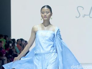 10 Koleksi Busana Soloputri di Jakarta Fashion Week 2025, Batik Warna Cerah