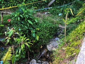 Menilik TKP Ditemukannya Jasad Neng Laras Tertindih Motor di Selokan