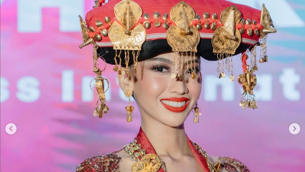 Potret Sophie Kirana Wakili RI di Miss International, Pakai Kostum Ratu Karo Potret Sophie Kirana Wakili RI di Miss International, Pakai Kostum Ratu Karo