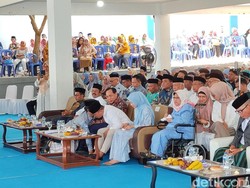 Menteri Yandri Kumpulkan Kades di Ponpes Serang untuk Haul, Ditemani Istri