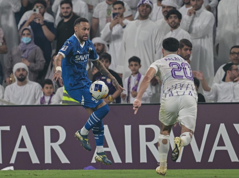 ABU DHABI, UNITED ARAB EMIRATES - OCTOBER 21: Neymar (L) of Al-Hilal in action against Matias Palacios (20) of Al-Ain during the AFC Champions League match between Al-Ain and Al-Hilal at Hazza bin Zayed Stadium in Abu Dhabi, United Arab Emirates on October 21, 2024. (Photo by Waleed Zein/Anadolu via Getty Images)