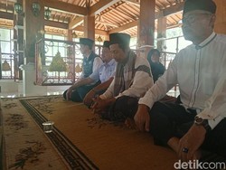 Kala Paslon Dony-Fajar Ziarah ke Makam Prabu Geusan Ulun Sumedang