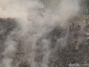 Berjibaku Padamkan Api di Tebing Sampah Bandung Berjibaku Padamkan Api di Tebing Sampah Bandung