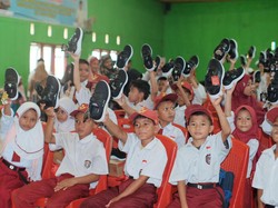 PT GNI & SEI Bagikan Ratusan Sepatu untuk Siswa SD di Morut