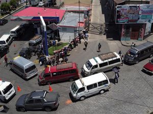 Ratusan Mobil Mengular di SPBU Bolivia Imbas Belasan Jalan Diblokade Ratusan Mobil Mengular di SPBU Bolivia Imbas Belasan Jalan Diblokade