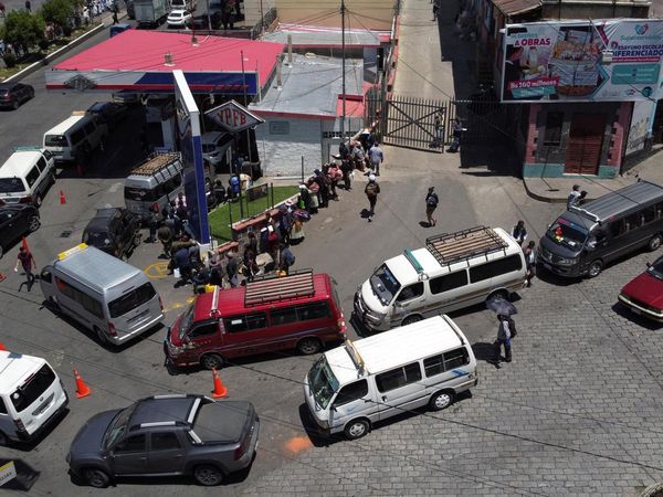 Ratusan Mobil Mengular di SPBU Bolivia Imbas Belasan Jalan Diblokade