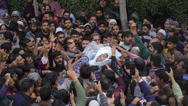 Ribuan Warga Kashmir Iringi Pemakaman Dokter yang Tewas Ditembak