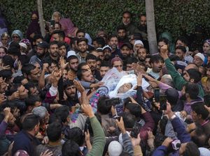 Ribuan Warga Kashmir Iringi Pemakaman Dokter yang Tewas Ditembak