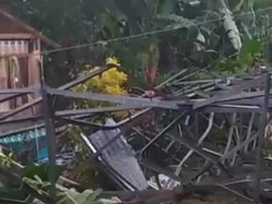 2 Rumah di Bone Bolango Tertimpa Tower Listrik Roboh gegara Angin Kencang