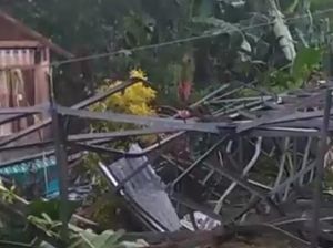 2 Rumah di Bone Bolango Tertimpa Tower Listrik Roboh gegara Angin Kencang 2 Rumah di Bone Bolango Tertimpa Tower Listrik Roboh gegara Angin Kencang