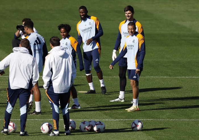 Soccer Football - LaLiga - Real Madrid Training - Ciudad Real Madrid, Valdebebas, Madrid, Spain - October 18, 2024 Real Madrids Kylian Mbappe with Thibaut Courtois, Antonio Rudiger, Endrick and Jude Bellingham during training REUTERS/Juan Medina