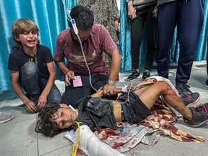 Suasana RS Kamal Adwan di Gaza Utara yang Penuh Pasien