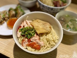 Toko Bakmi Feng: Gurih Smoky Bakmi Naga Merah Topping Ayam Charsiu
