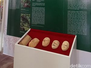 Melihat Topeng Khas Cirebon yang Terbuat dari Ragam Bahan Melihat Topeng Khas Cirebon yang Terbuat dari Ragam Bahan