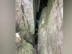 Horor Banget! Wanita Terjepit Terbalik di Antara Bebatuan Selama 7 Jam