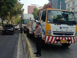 Truk Tabrak Separator di Jalan S Parman Dievakuasi, Lalin Mulai Lancar