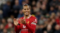Meski musim ini banyak disorot, Virgil van Dijk punya peran krusial saat mengantar Liverpool juara Premier League 2024/2025. Foto: REUTERS/Phil Noble